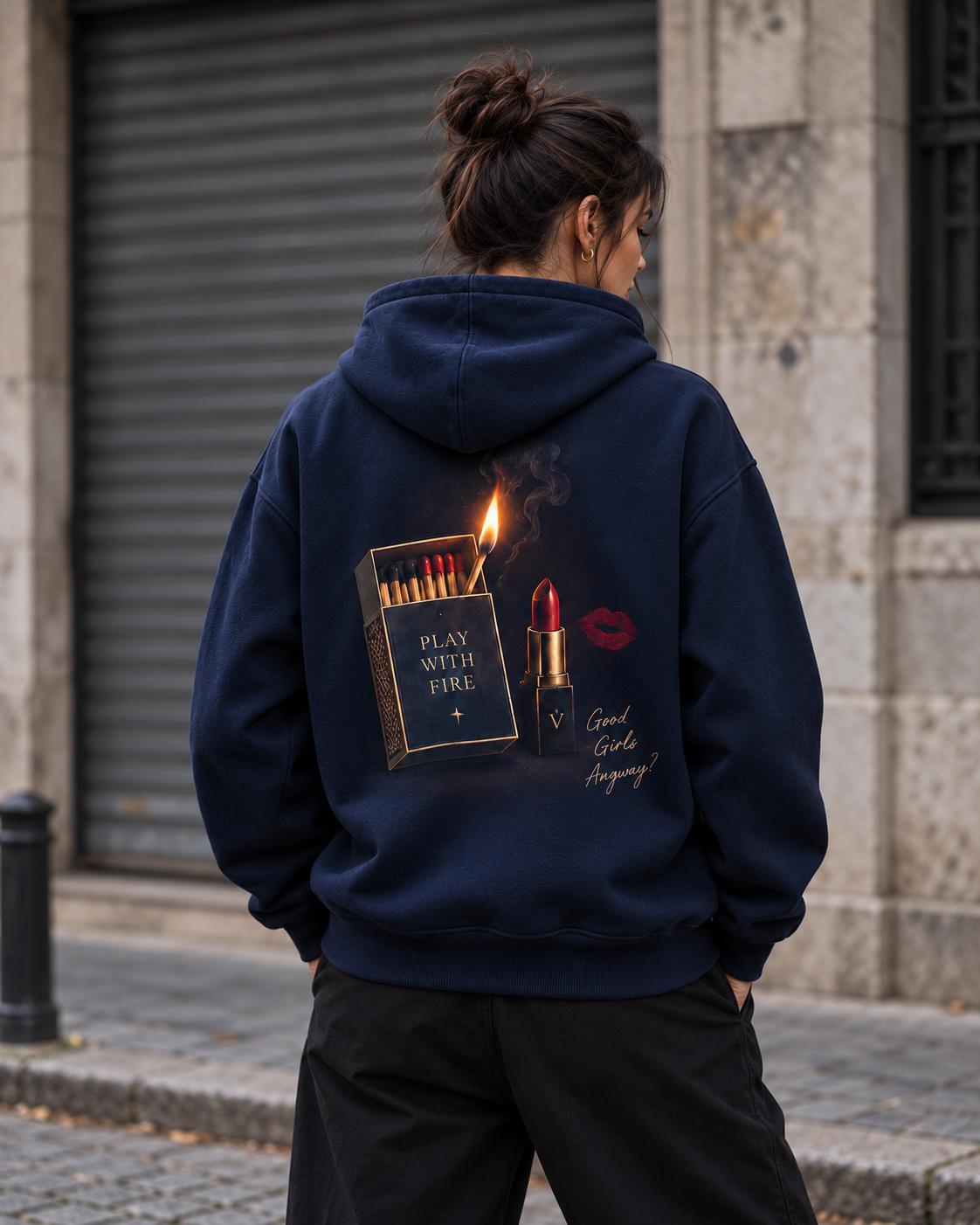Ateşle Oyna Kapüşonlu Sweatshirt — mankenli konsept görsel