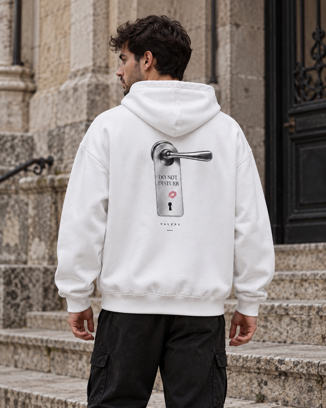 Kilitli Kapüşonlu Sweatshirt — mankenli konsept görsel