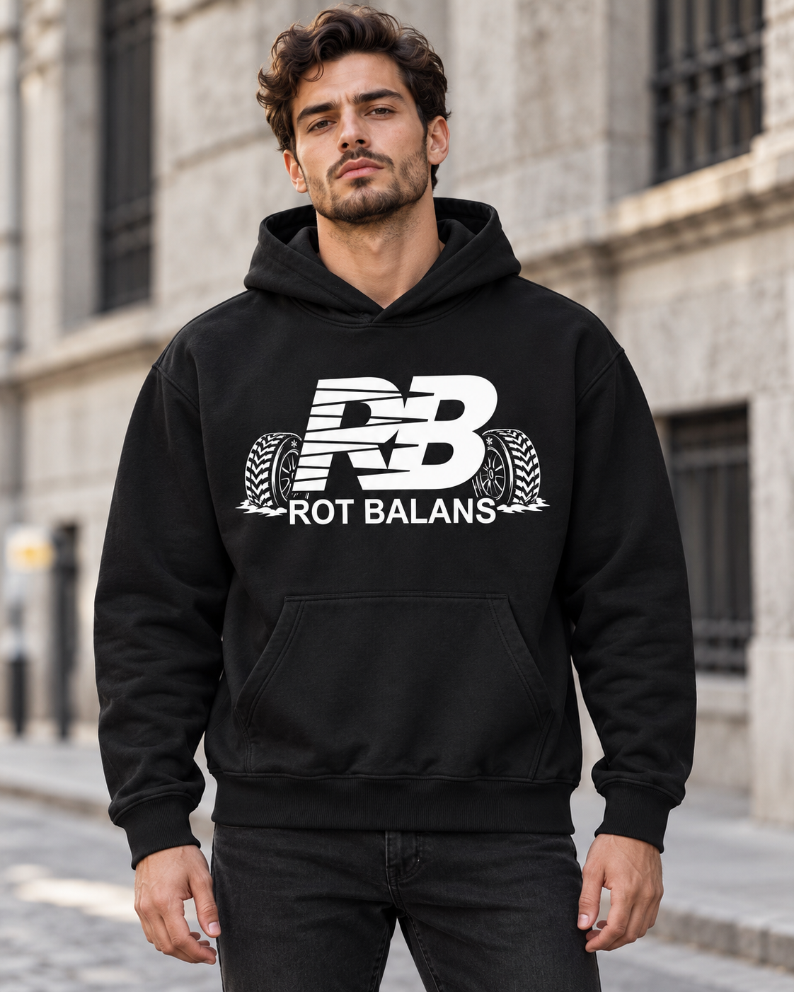 Rot Balans Kapüşonlu Sweatshirt — mankenli konsept görsel